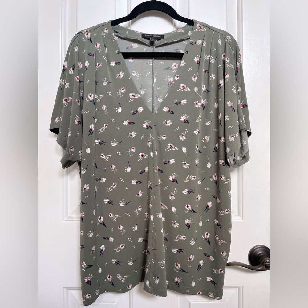 Banana Republic Matte Jersey Short Sleeve V Neck Floral Print Top
